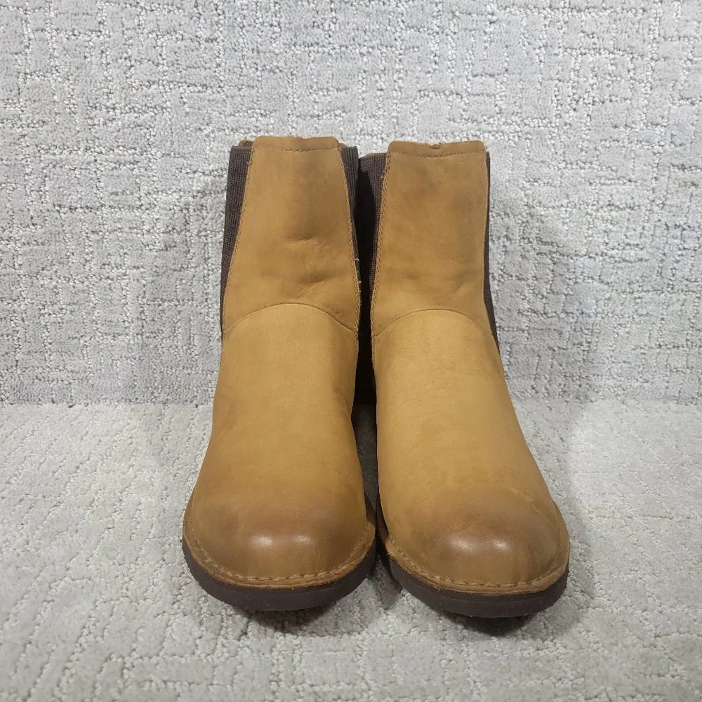 UGG Larra Womens Size 10.5 Chestnut Water Resistant Nubuck Leather Chelsea Boots